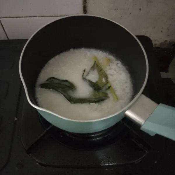 Masak nasi,santan,serai dan daun salam sampai air menyusut.