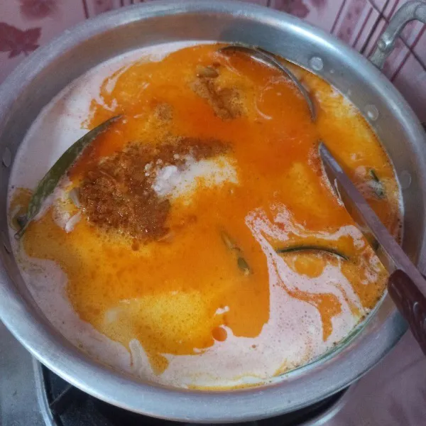 Masukkan bumbu yang sudah ditumis kedalam panci yang berisi santan, tambahkan daun salam, garam, gula dan kaldu bubuk aduk rata.
