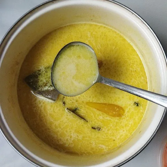 Jika kuah soto sudah mendidih, segera angkat panci dari atas api. Boleh koreksi rasa!