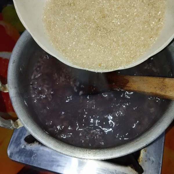 Masukkan gula pasir dan garam, aduk merata.