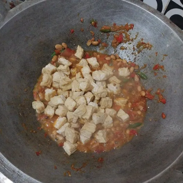 Masukan tahu. Aduk semua sampai benar-benar tercampur