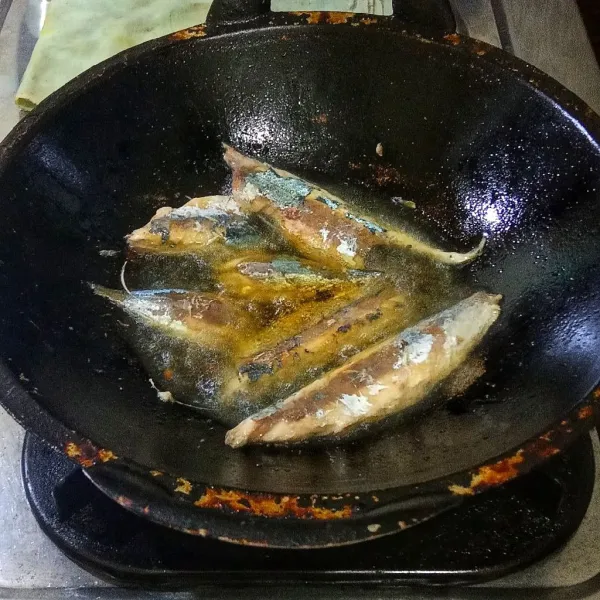 Goreng ikan cue hingga matang.Angkat dan sisihkan.