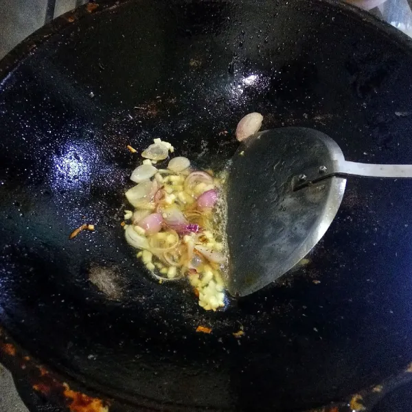 Tumis bawang merah dan bawang putih hingga harum.
