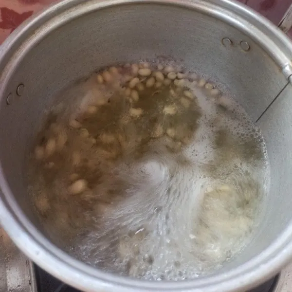 Rebus kacang tolo sampai setengah matang.