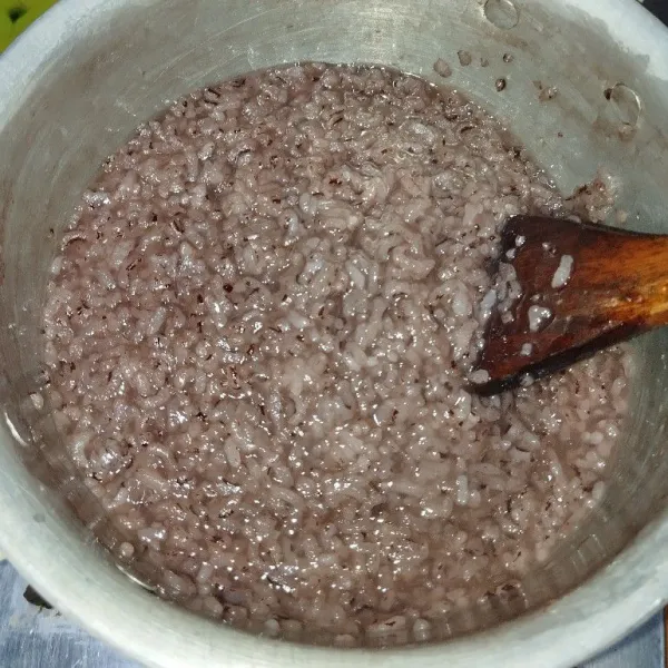 Setelah air menyusut, dan bubur jadi, matikan api.