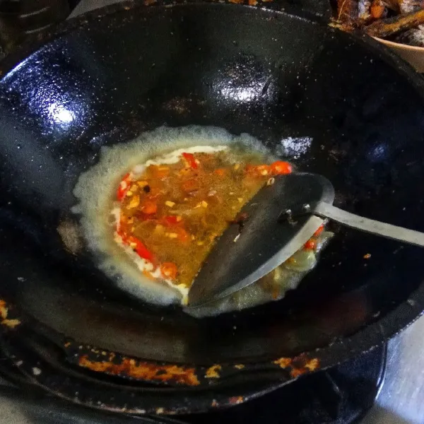 Tambahkan air, saus tiram, garam dan gula pasir.