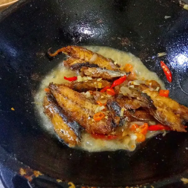 Masukkan ikan cue goreng.Aduk rata.Angkat dan siap disajikan.