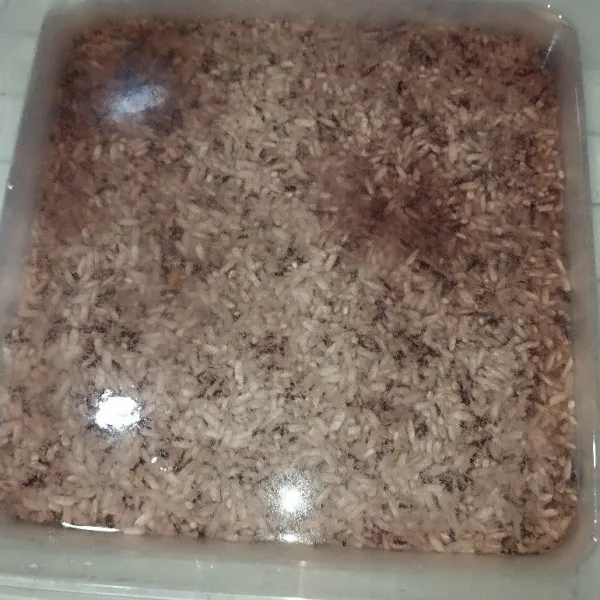 Rendam ketan hitam semalaman lalu bilas.