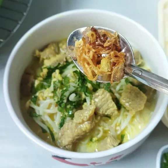 Sajikan soto Betawi bersama pelengkapnya.