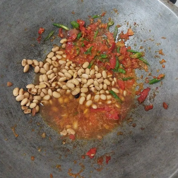 Masukan tauco dan tambahkan garam, penyedap rasa, gula. Masak hingga bumbu tercampur merata
