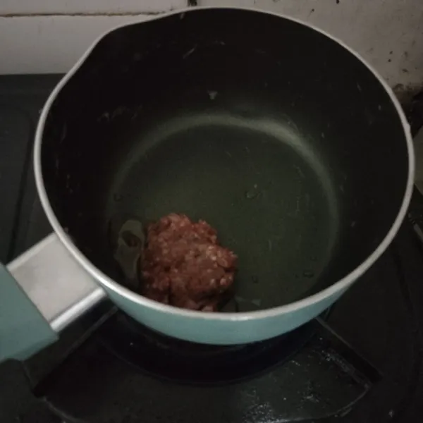 Tumis daging sampai berubah warna lalu masukkan bawang putih cincang.