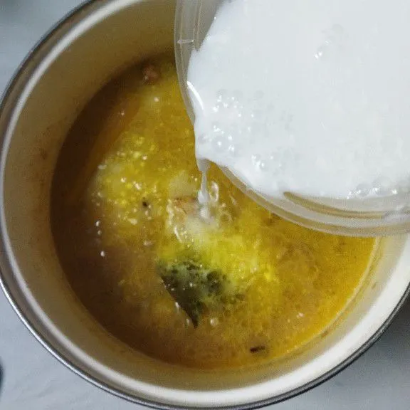 Tambahkan garam, kaldu sapi dan gula. Aduk rata agar bumbu perasa larut, kemudian masukkan santan dan susu cair. Didihkan sambil diaduk terus.