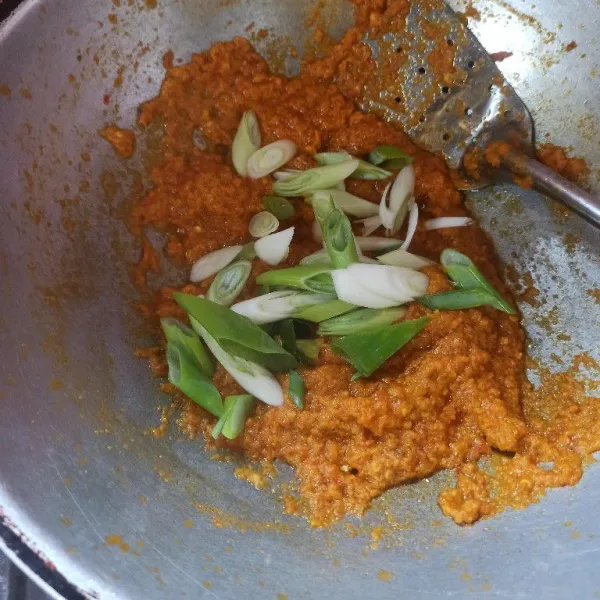 Setelah bumbu matang masukkan daun bawang tumis sebentar hingga layu.