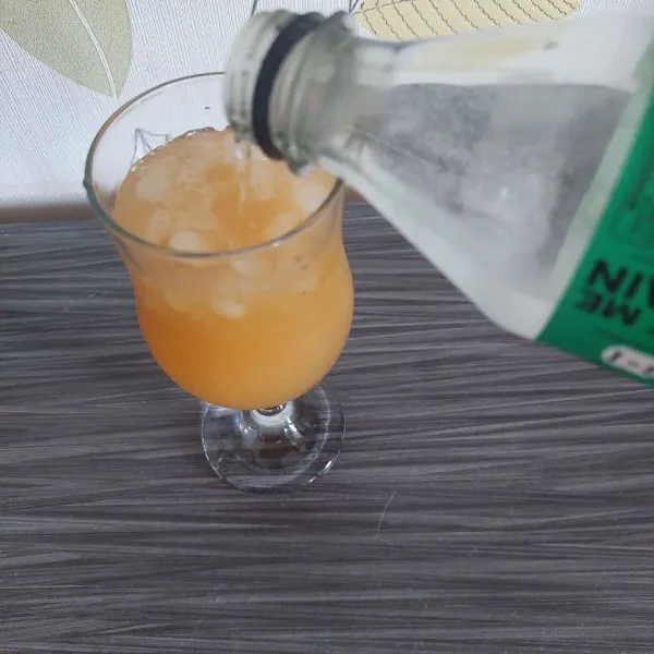 Terakhir minuman soda rasa lemon. Aduk rata, hidangkan dengan diberi irisan apel