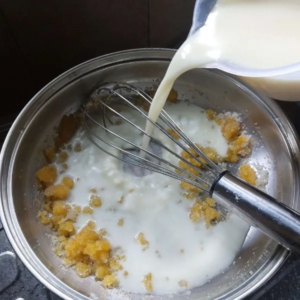 Campur kuning telur, gula dan susu cair, aduk hingga tercampur rata