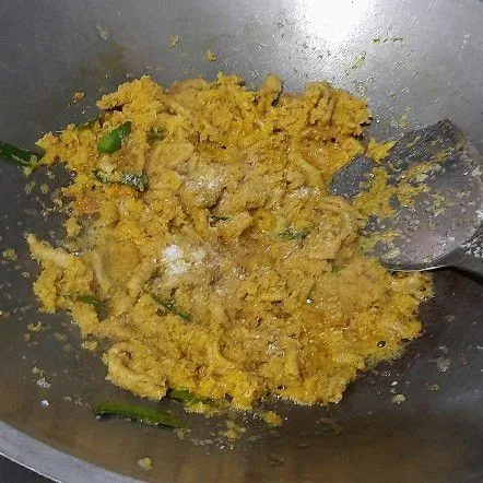 Masukkan garam, kaldu dan gula aduk rata.