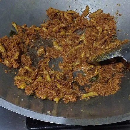 Masak hingga kelapa mengering, koreksi rasa dan sajikan.