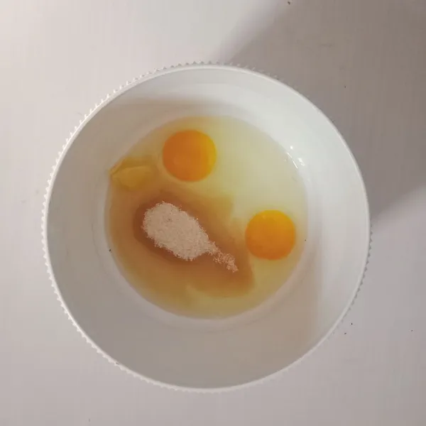 Masukan telur, gula dan sp. Mixer dengan kecepatan tinggi sampai kental berjejak