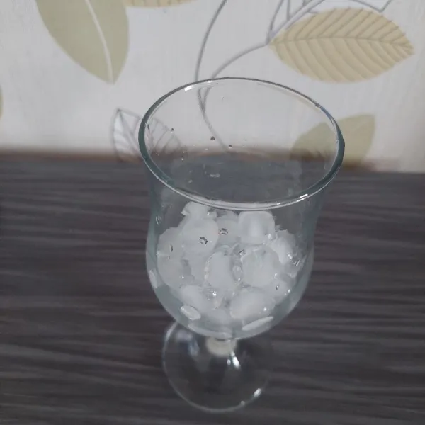 Masukan es batu serut dalam gelas (saya es batu ukuran kecil)