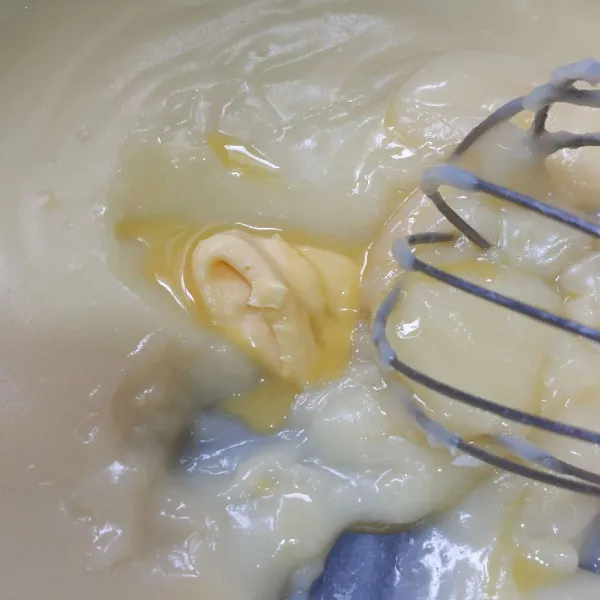 Tambahkan margarine, aduk dan tunggu dingin