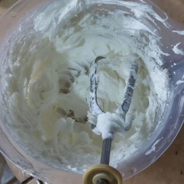 Kocok whipe cream dan air es hingga kental