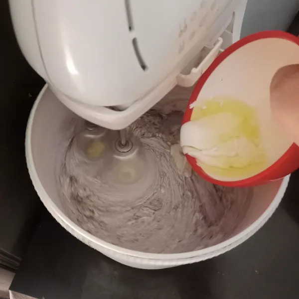 Masukan minyak goreng dan santan. Matikan mixer