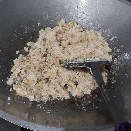 Panaskan minyak lalu masukkan usus ayam, kelapa dan bawang putih, aduk rata.