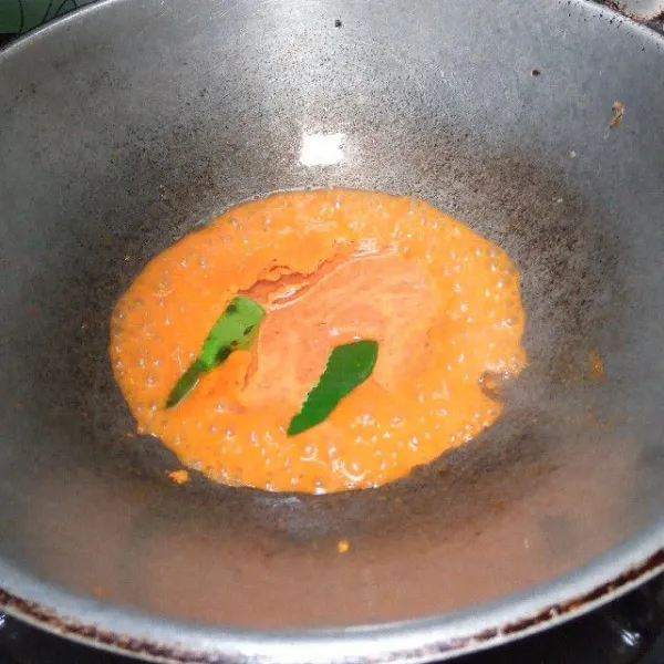 Haluskan bahan bumbu. Tumis bersama daun jeruk. Tumis hingga harum.