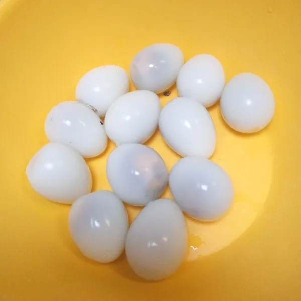 Rebus telur puyuh, kemudian kupas sampai bersih.