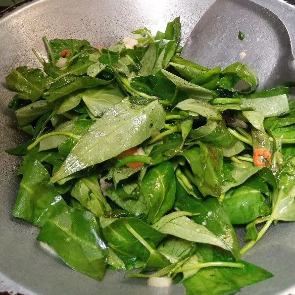 Tuang secukupnya air, masukkan kangkung. Aduk rata.