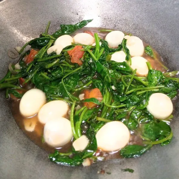Selanjutnya masukkan telur puyuh. Tambahkan saus tiram, merica bubuk. Aduk rata. Tes rasa dulu. Bila kurang asin, bisa ditambahkan garam. Masak sampai kangkung setengah matang.