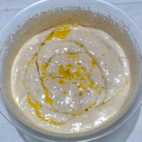 Tuang margarin cair,aduk balik menggunakan spatula hingga rata dan tidak ada margarin yang mengedap di dasar wadah