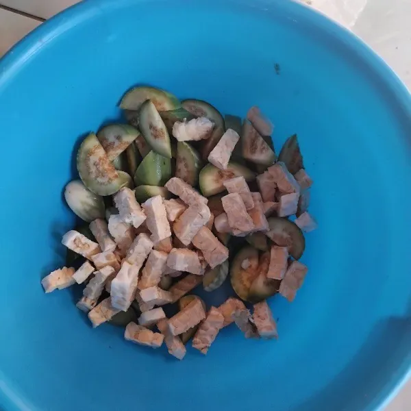 Potong potong tempe dan terong terlebih dahulu