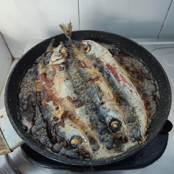 Goreng tempe, telur puyuh rebus dan ikan pindang bergantian. Kemudian buang kepala dan duri ikan pindang, sisihkan.