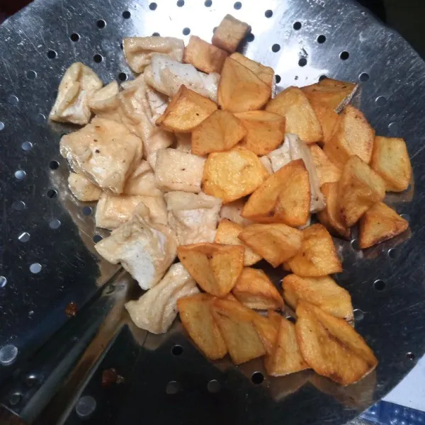 Potong-potong tahu dan kentang. Kemudian goreng hingga matang. Tiriskan.
