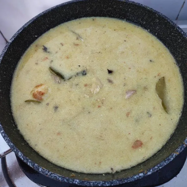 Tambahkan santan, aduk rata dan masak dengan api kecil.