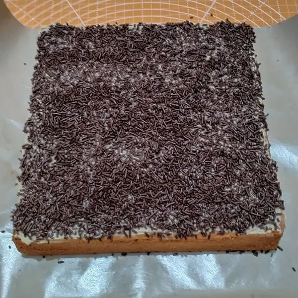 Beri taburan mesis diatas butter cream mocca,ratakan