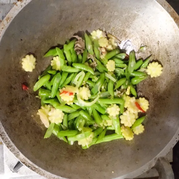 Angkat dan sajikan. Jangan lupa cicipi rasa sebelumnya