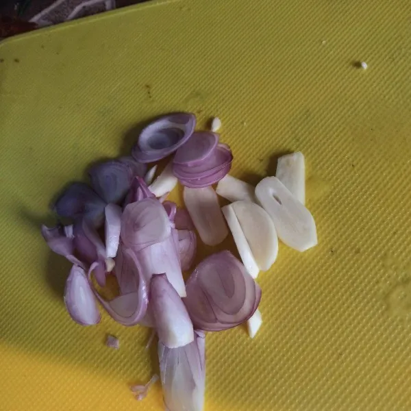 Selanjutnya iris bawang