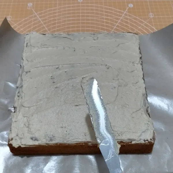 Angkat bolu,tunggu tidak terlalu panas,beri olesan buttercream mocca