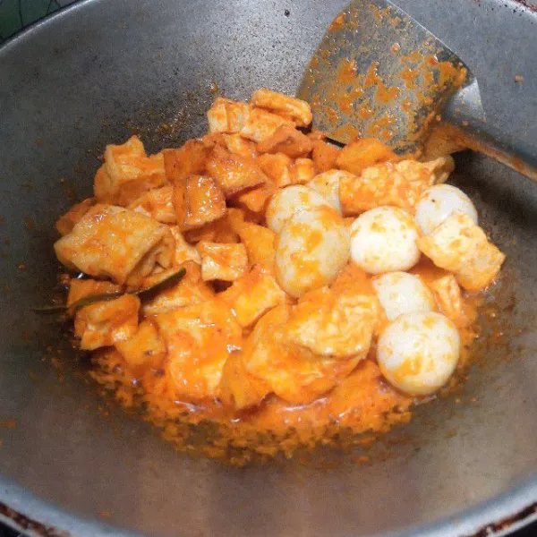 Aduk-aduk hingga tercampur rata. Tes rasa dulu sebelum diangkat. Bisa ditambahkan garam bila kurang asin. Masak hingga air menyusut.