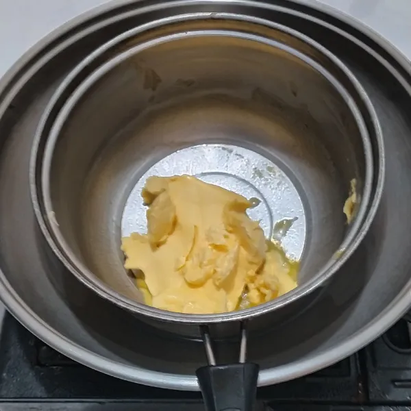 Cairkan margarin dengan cara di tim yaitu loyang ukuran lebih besar diberi air dan didihkan,loyang yang lebih kecil diberi margarin dan diletakan di atas air mendidih,aduk-aduk hingga margarin mencair