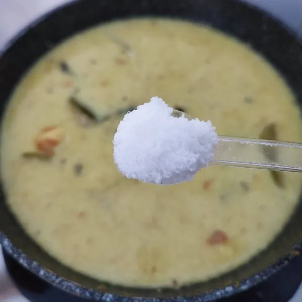 Kemudian bumbui dengan garam, gula, merica bubuk dan kaldu jamur. Koreksi rasa, masak sampai bumbu meresap.