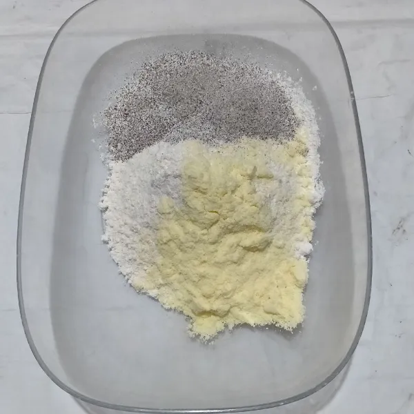 Dalam wadah campurkan tepung terigu, susu bubuk dan kopi instan,sisihkan