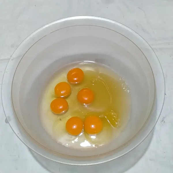 Dalam wadah,pecahkan telur,tambahkan gula pasir dan emulsifier