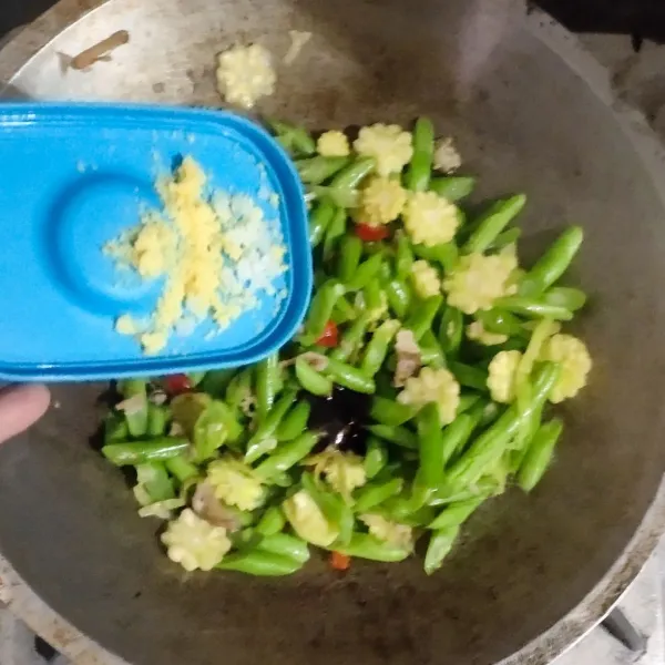 Tambahkan penyedap rasa, garam dan saos tiram. Aduk sebentar. Masak hingga matang