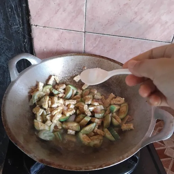 Lalu masukan sayuran dan semua bumbu haduk hingga rata tunggu 2 menit
