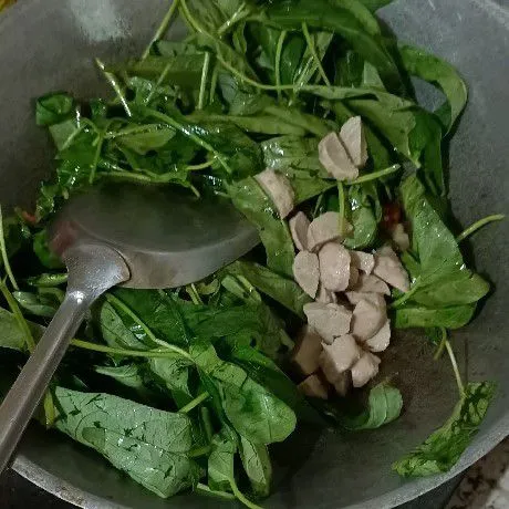 Masukkan bakso dan kangkung, aduk rata.