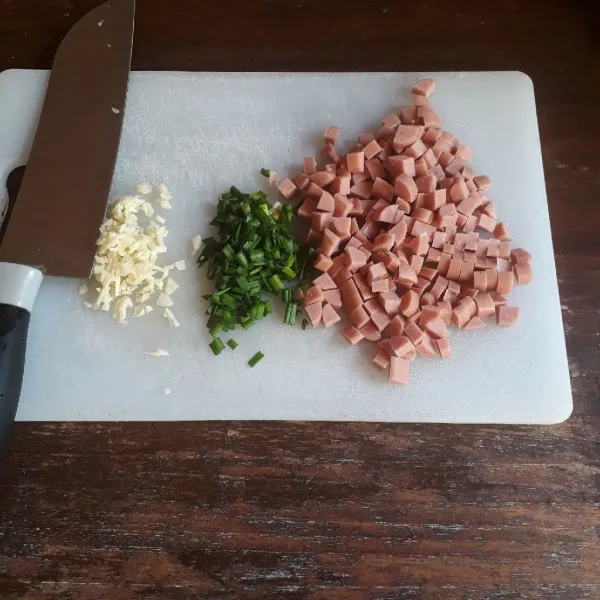 Potong dadu kecil sosis, iris kucai dan cincang bawang putih.