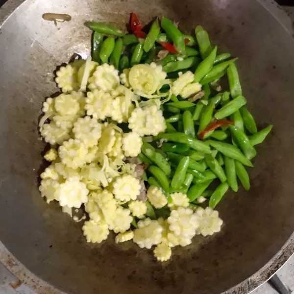 Masukkan anak jagung dan air secukupnya. Aduk sebentat